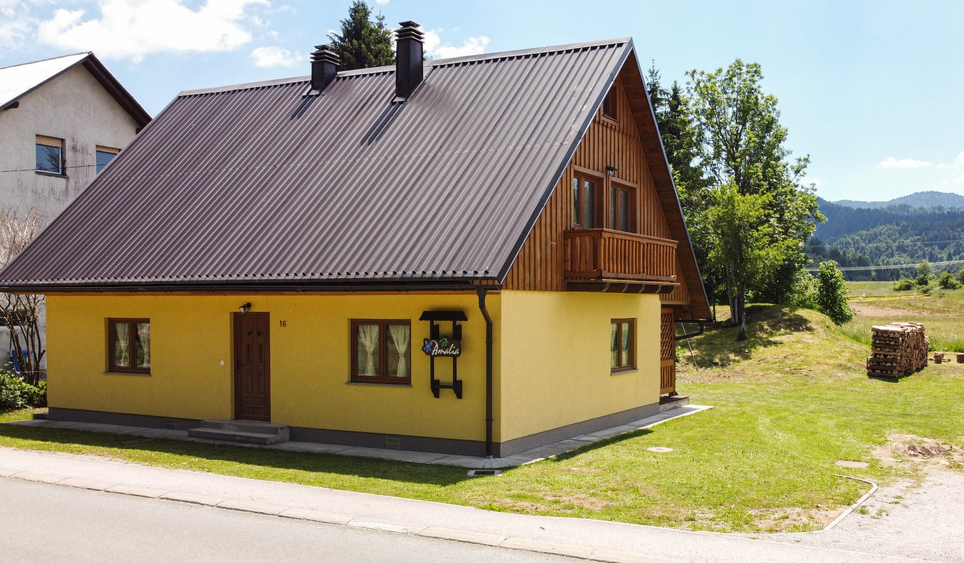 Kuća Amalia – bočni pogled na kuću s planinama u pozadini