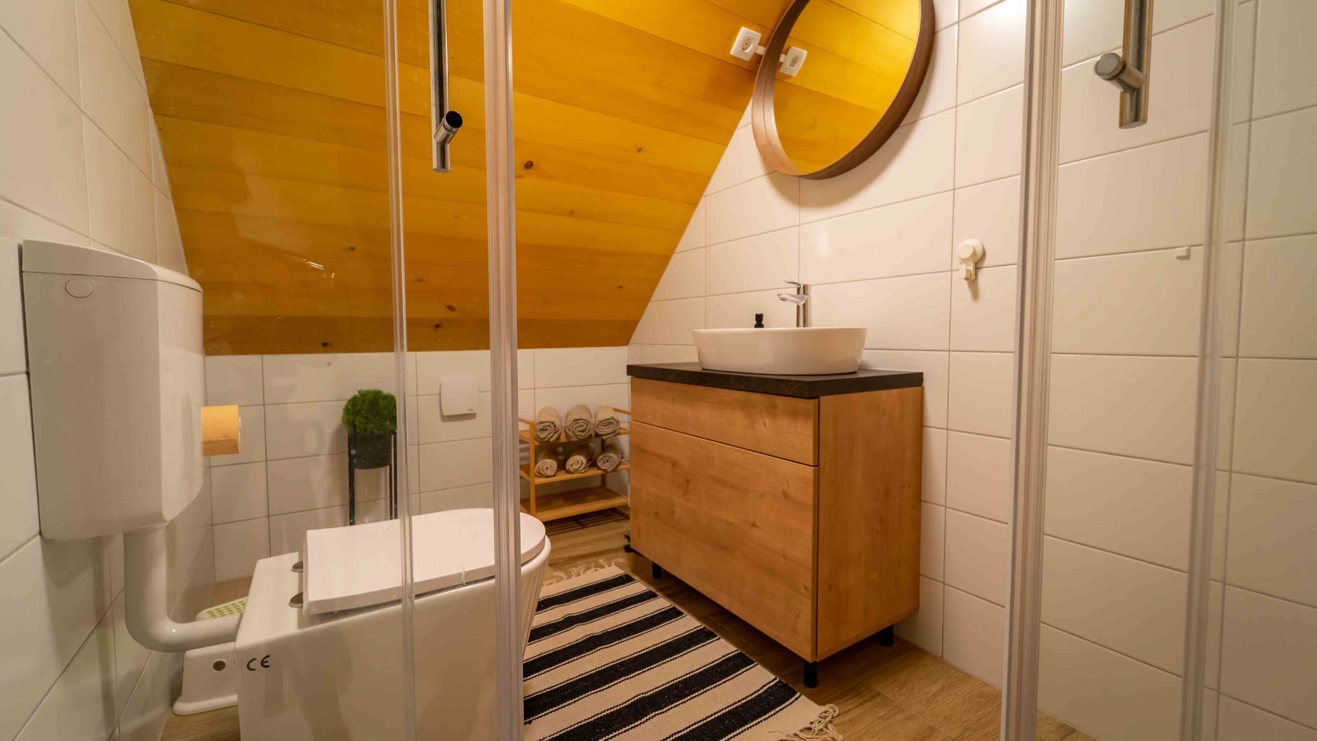 Kuća Amalia – potkrovna kupaonica s drvenim stropom i tušem