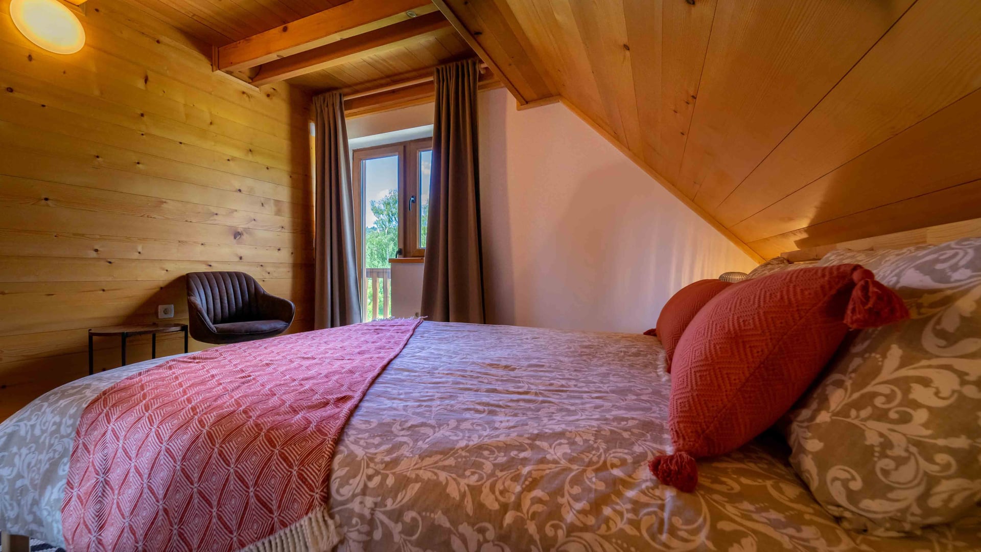 Kuća Amalia – udobna potkrovna spavaća soba s bračnim krevetom i balkonskim vratima