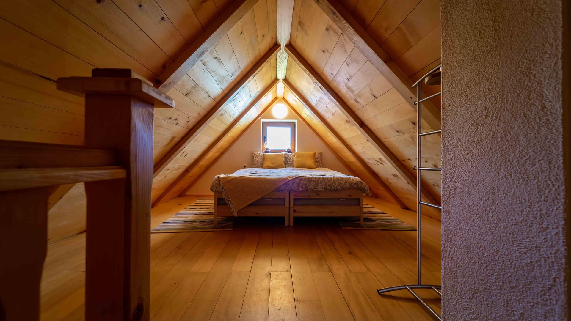 Kuća Amalia – drvena potkrovna spavaća soba s kosim stropom