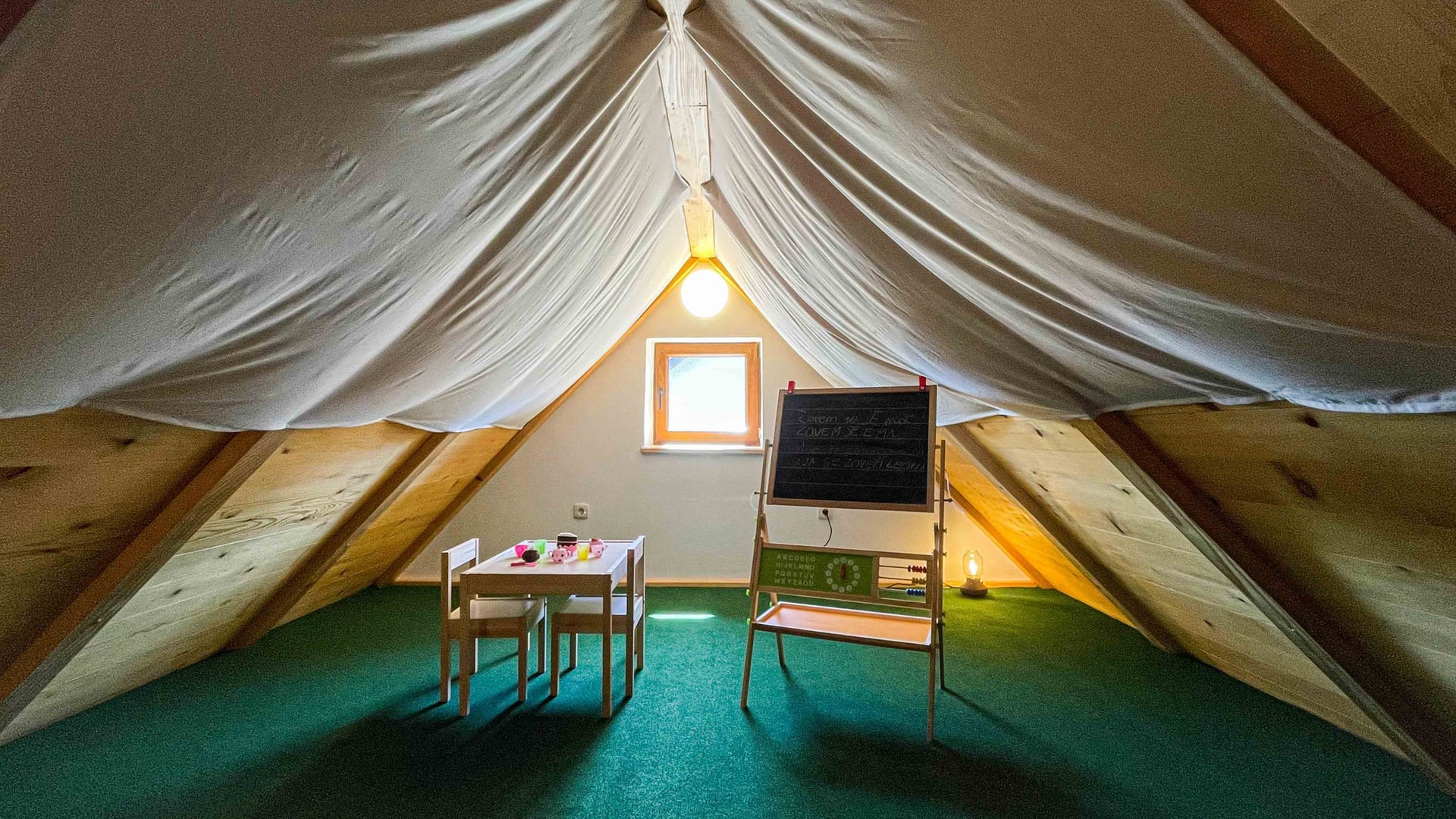 Kuća Amalia – dječja potkrovna igraonica s pločom za crtanje