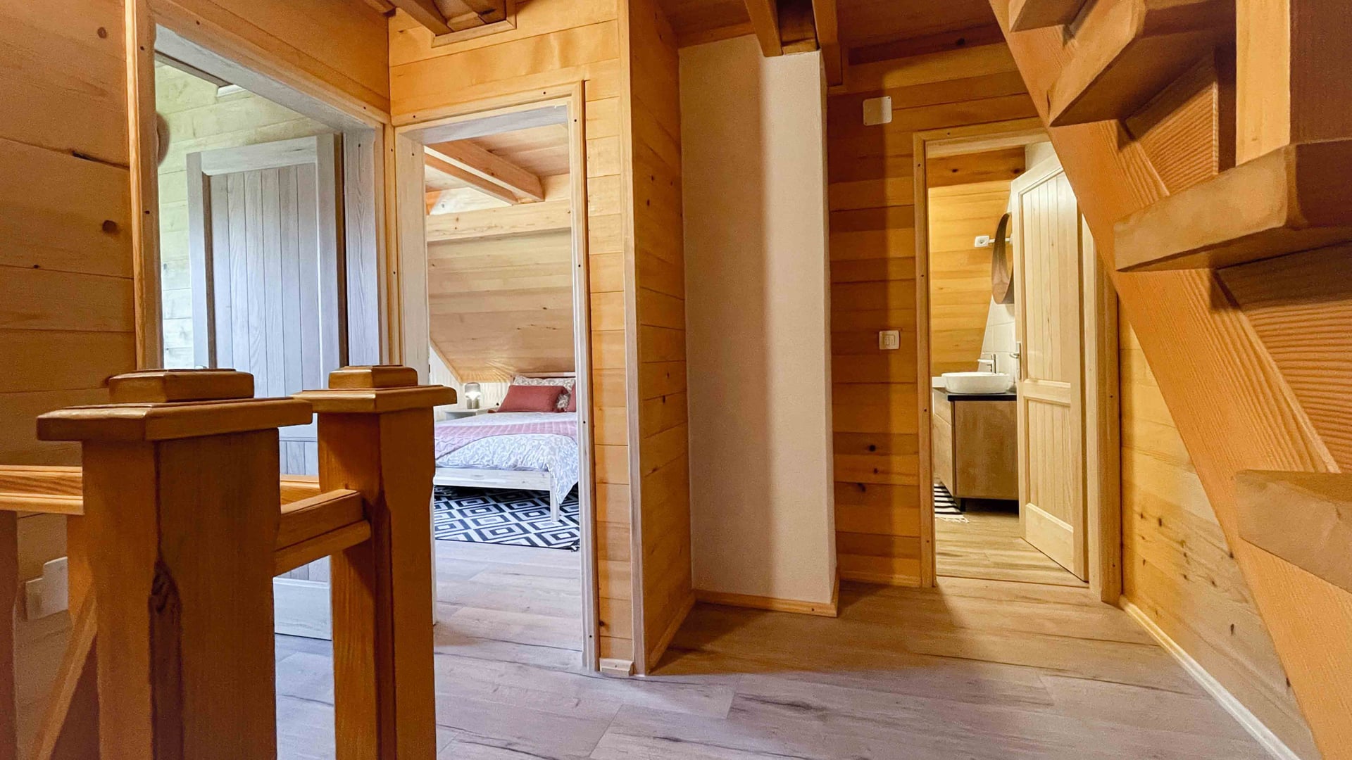 Kuća Amalia – drveni hodnik sa spavaćom sobom i kupaonicom