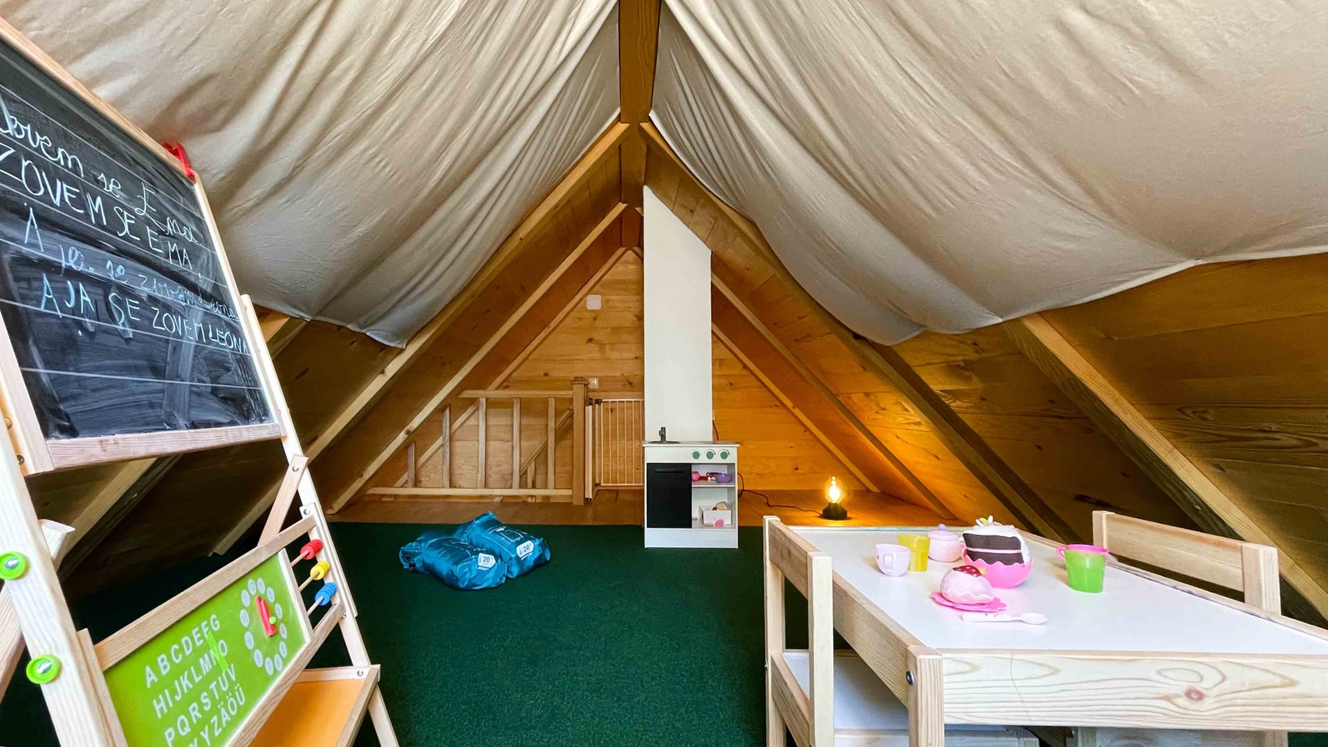 Kuća Amalia – dječja igraonica s pločom za crtanje i dječjom kuhinjom