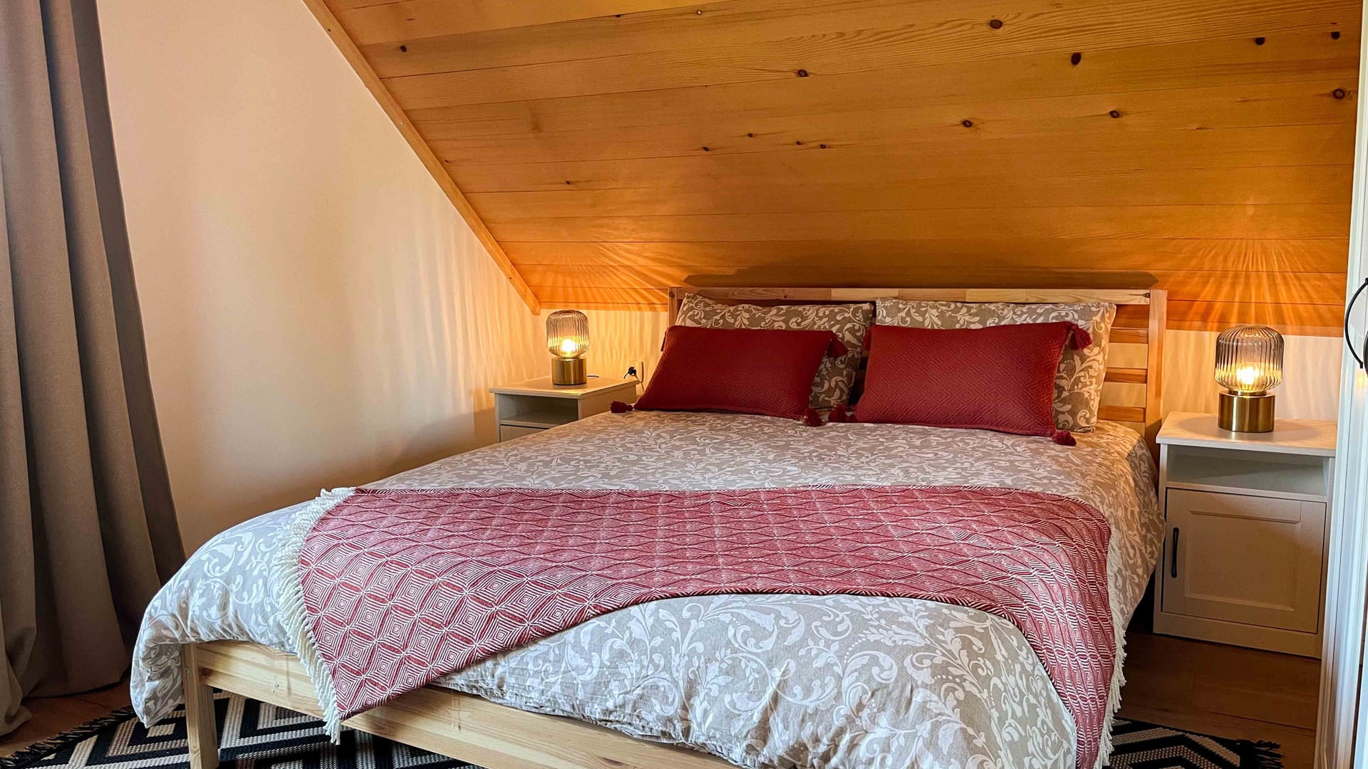 Kuća Amalia – spavaća soba s bračnim krevetom i crvenim jastucima