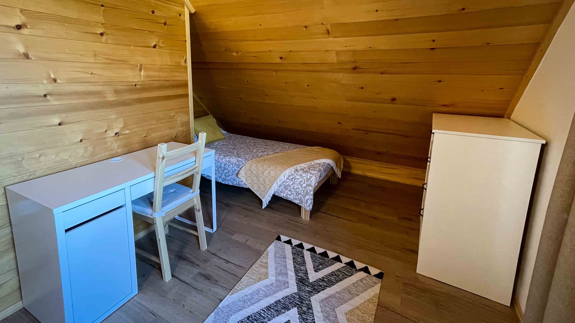 Kuća Amalia – mala potkrovna soba s jednim krevetom i pisaćim stolom