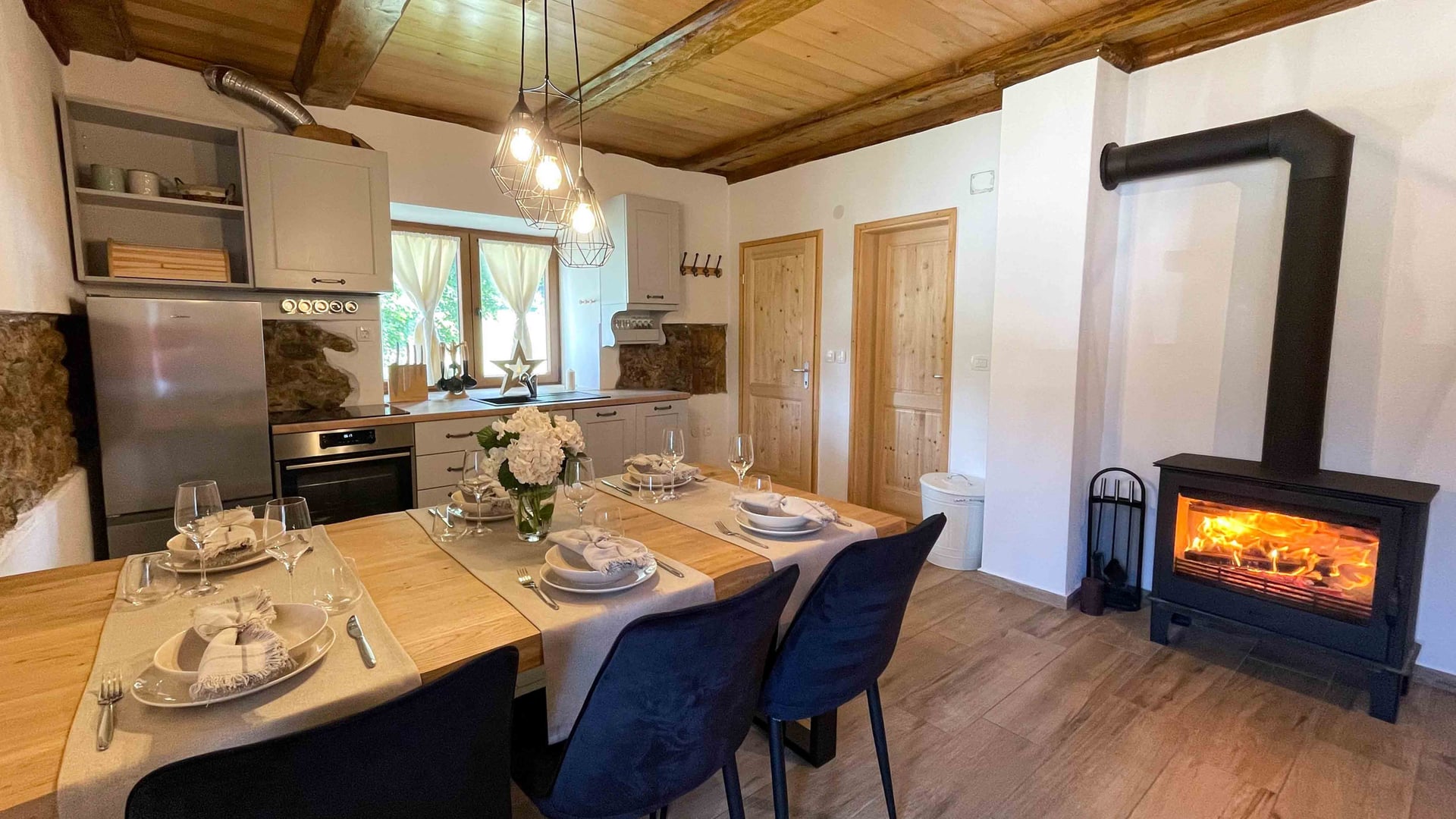 Kuća Amalia – kuhinja-blagovaonica s peći na drva i visećim lampama