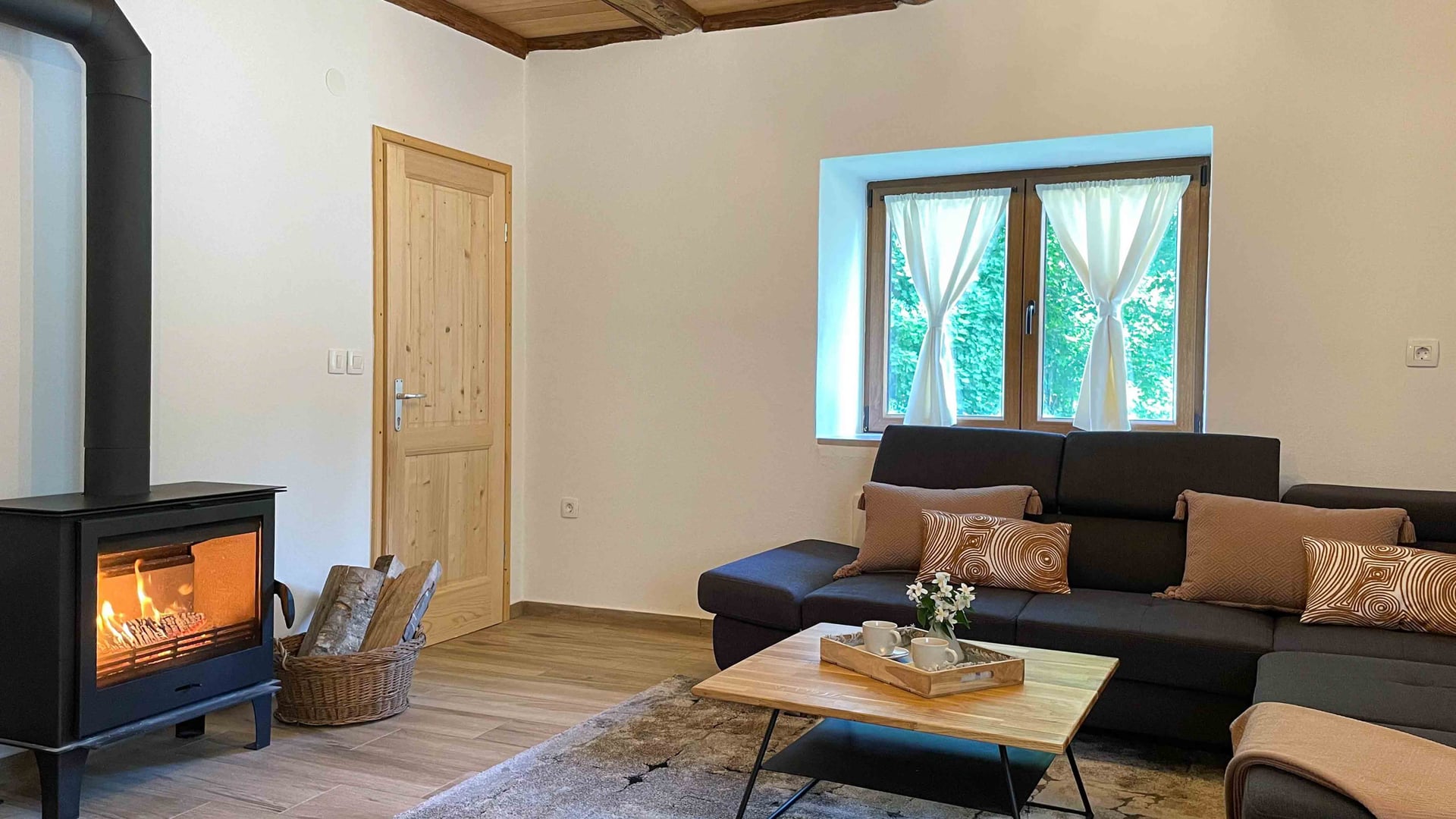Kuća Amalia – dnevni boravak s peći na drva i kutnom sofom