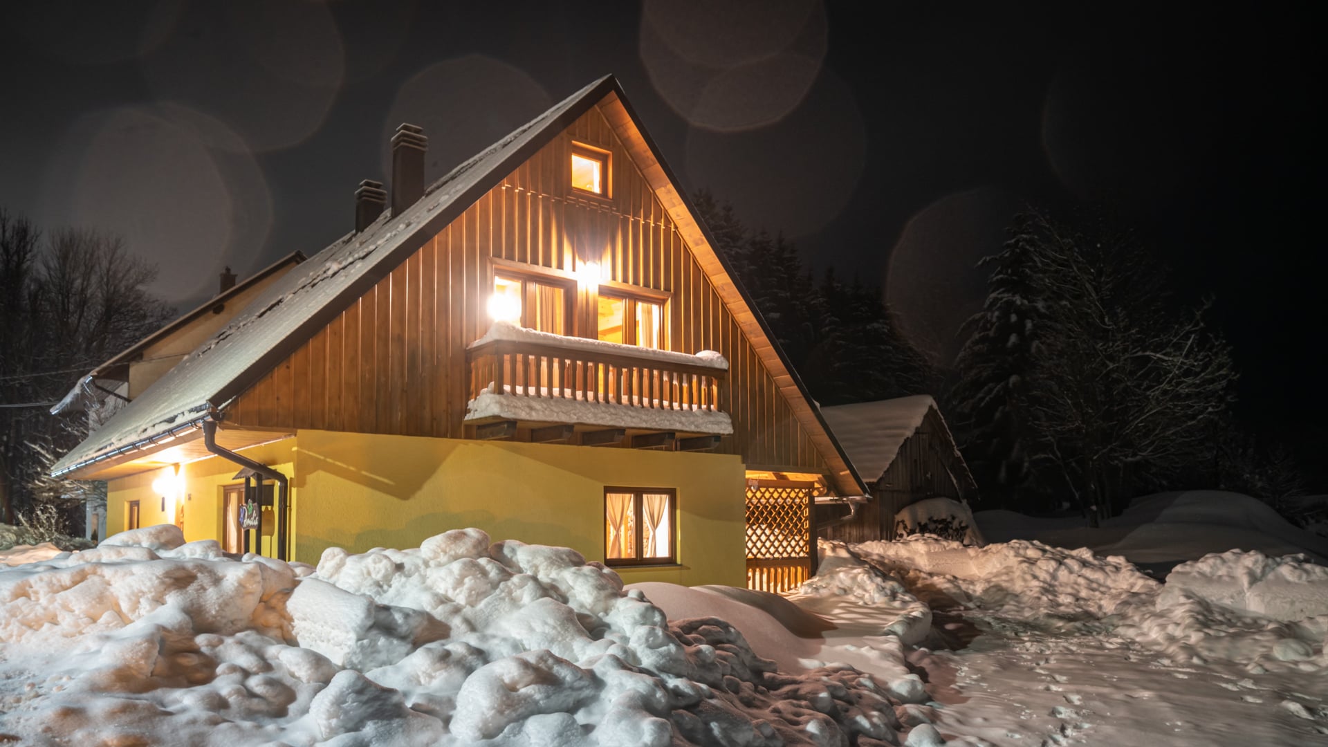 Kuća Amalia – kuća toplo osvijetljena okružena dubokim snijegom