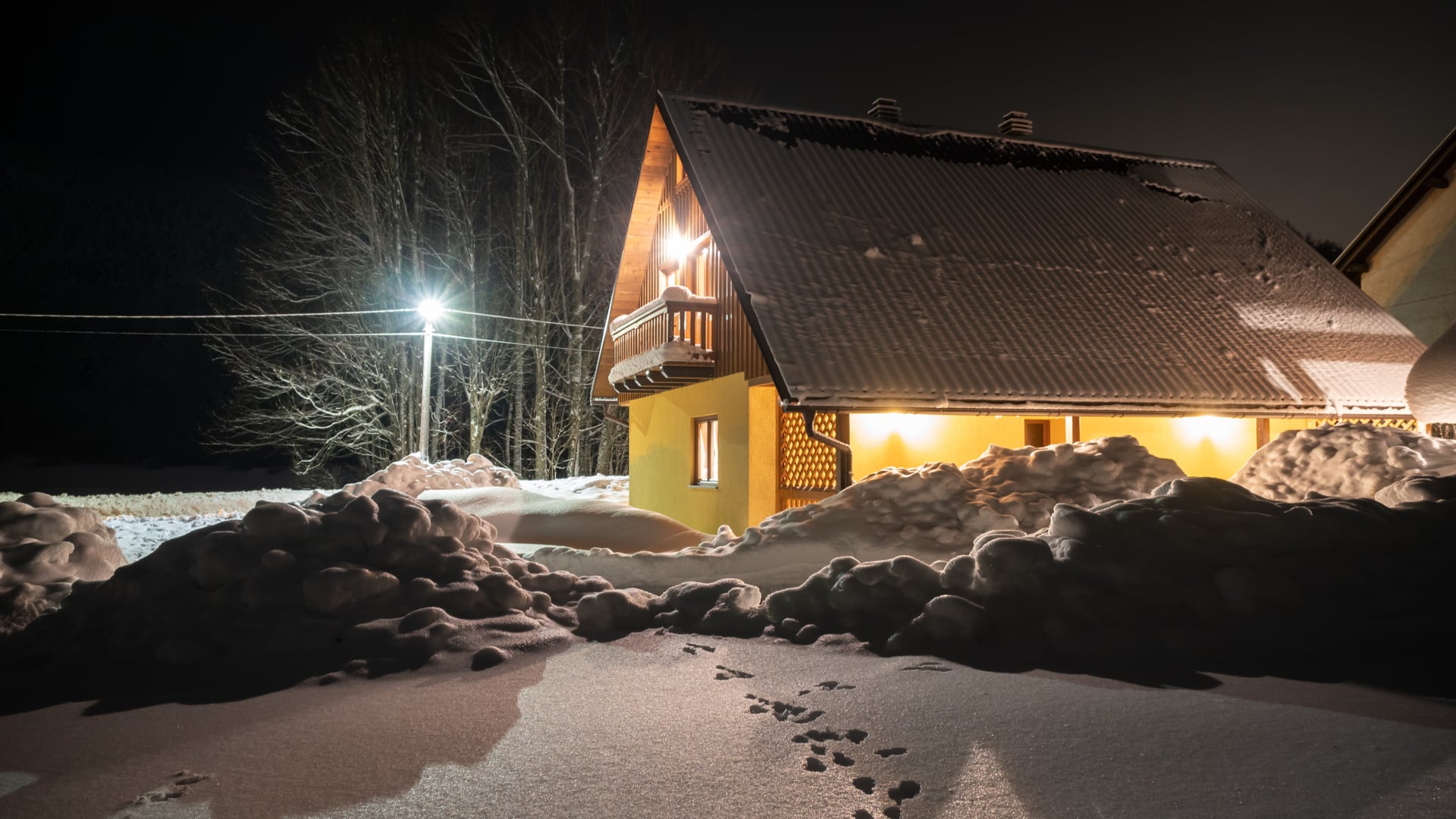 Kuća Amalia – zimska noćna panorama sa stopama u snijegu